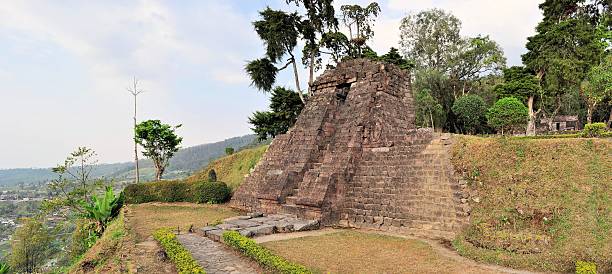 candi sukuh hinduskiej świątyni w pobliżu solokarta, java, indonezja - candi zdjęcia i obrazy z banku zdjęć