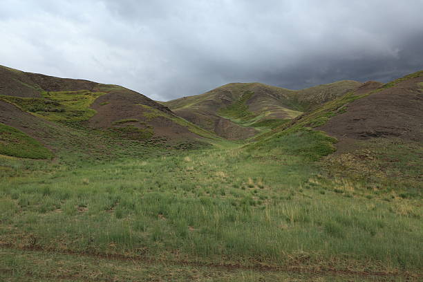 landschaften der mongolei - regenwetter ストックフォトと画像