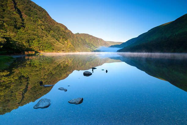 glendalough pintoresco parque - lakes of killarney fotografías e imágenes de stock