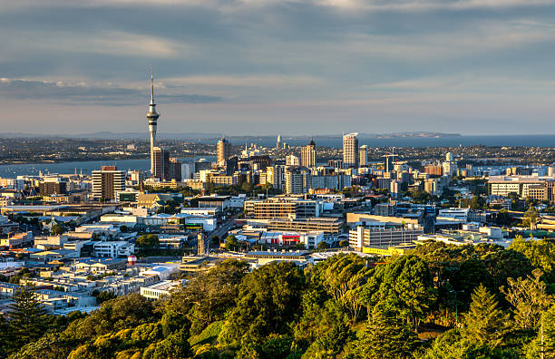 monte eden auckland skycity sky tower - sky city fotografías e imágenes de stock