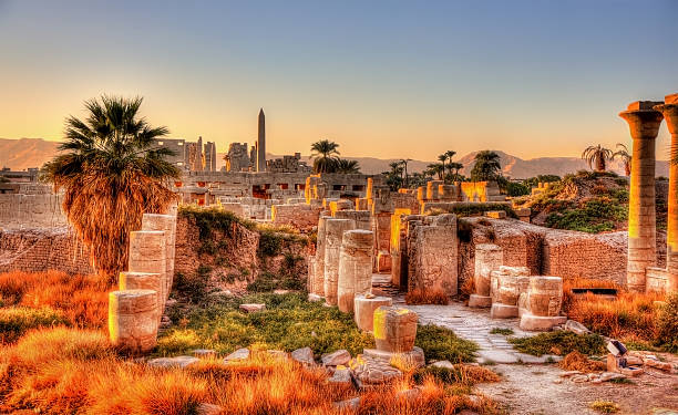 vue du temple de karnak dans la soirée-égypte - ancient past art carving photos et images de collection