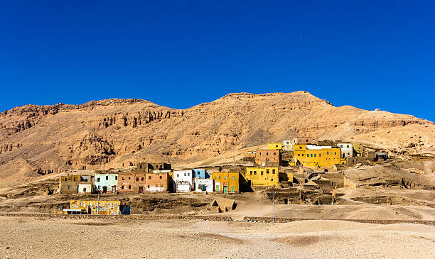 egyptian village w pustyni w pobliżu luxor - luxor west bank zdjęcia i obrazy z banku zdjęć