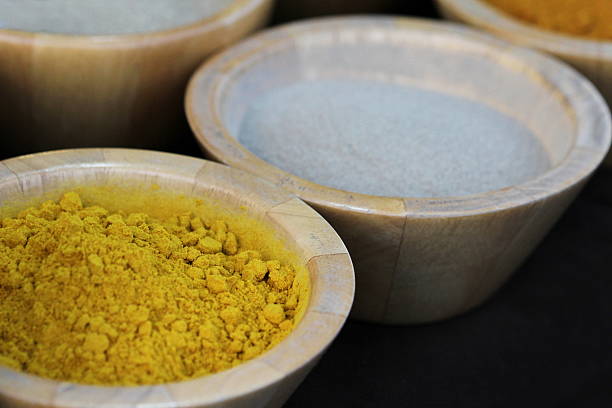 gros plan de poudre de curcuma sur bois bowl - cardamom condiment spice asian cuisine photos et images de collection