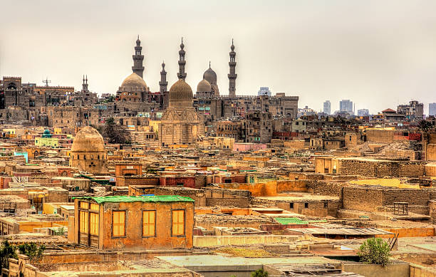 bab el-wazir cementerio en el cairo-egipto - cairo egypt mosque minaret fotografías e imágenes de stock