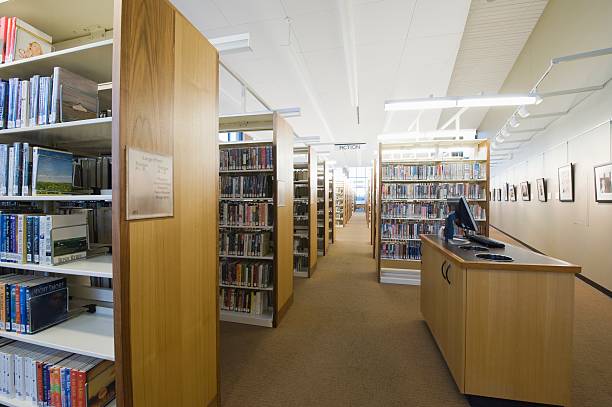 lesesaal der bibliothek - öffentliche bibliothek stock-fotos und bilder