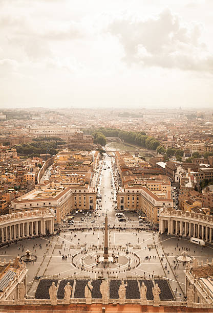 panorama di saint peters square in rome dall'alto - rome italy skyline castel santangelo foto e immagini stock