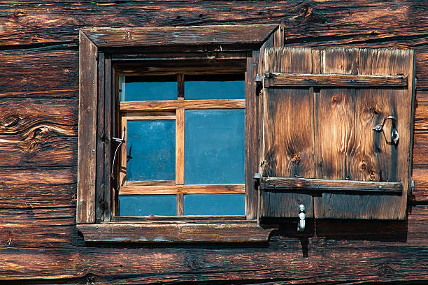 Stare okna w drewnianym domku w górach Szwajcaria – zdjęcie