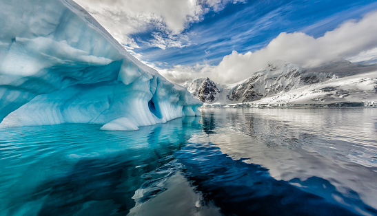 Iceberg flota en Andord bahía de Graham tierra, la Antártida. photo