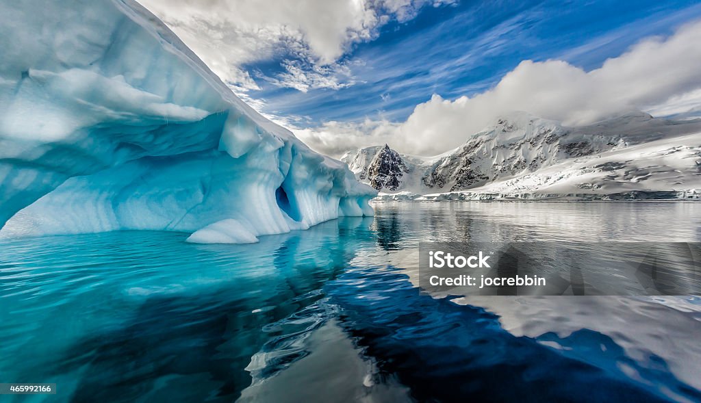 Iceberg flotte dans Andord baie de Graham Land, Antarctique. - Photo de Iceberg - Bloc de glace libre de droits
