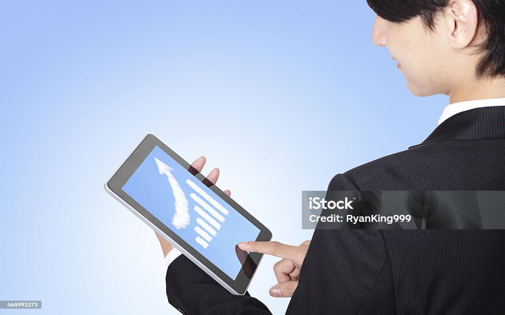 Бизнес человек сенсорный планшетный ПК с ростом график - Стоковые фото Бизнес роялти-фри