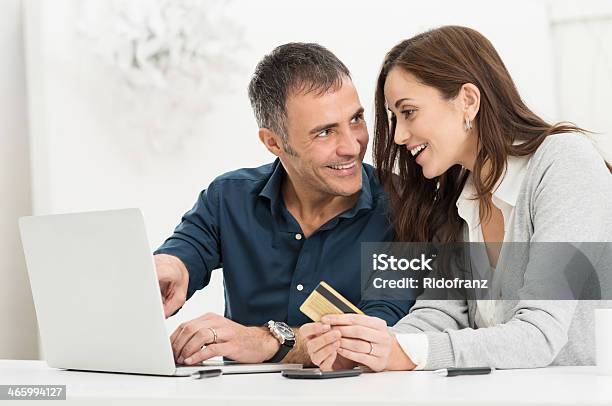 Online De Compras Juntos Em Um Computador Portátil - Fotografias de stock e mais imagens de Cartão de Crédito - Cartão de Crédito, Casal, Conta - Acessório Financeiro