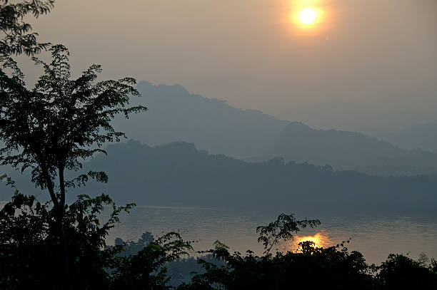 pôr do sol acima rio mekong tailândia-laos - luang phabang laos thailand mekong river imagens e fotografias de stock