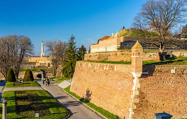 vista da fortaleza em kalemegdan park-belgrado, sérvia - river sava imagens e fotografias de stock