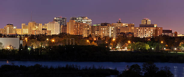 skyline von regina, saskatchewan - saskatchewan stock-fotos und bilder