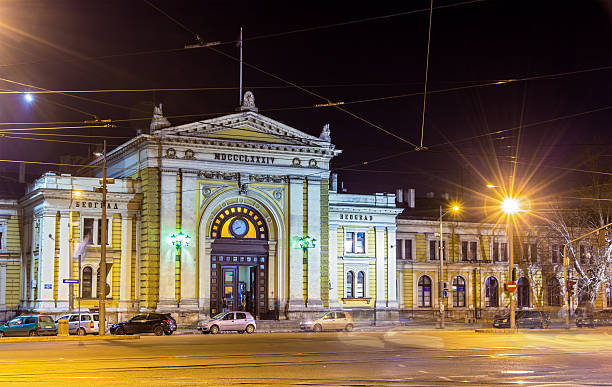 estación principal de trenes de belgrado-serbia por la noche - cable car driver transportation occupation tramway fotografías e imágenes de stock