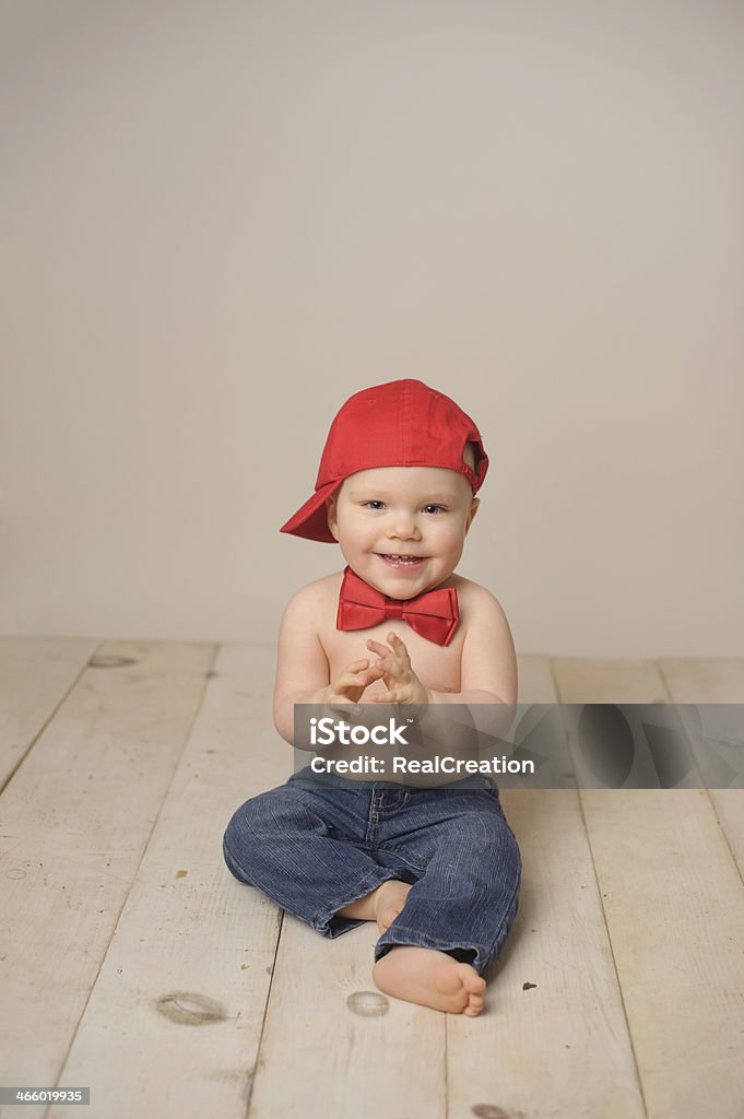 Carino bambino indossa cappello e un papillon - Foto stock royalty-free di 12-23 mesi