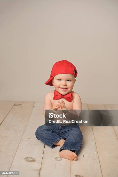 Carino Bambino Indossa Cappello E Un Papillon - Fotografie stock e altre immagini di 12-23 mesi - 12-23 mesi, Abbigliamento da neonato, Allegro