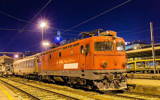electric locomotora en la estación de belgrado-serbia - cable car driver transportation occupation tramway fotografías e imágenes de stock