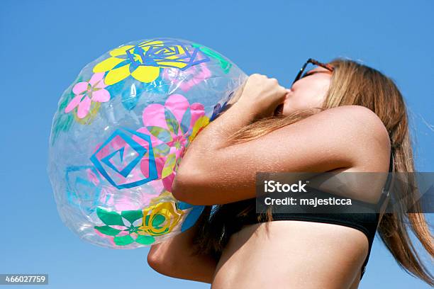 Glückliche Junge Frau Aufblasen Dem Aufblasbaren Ball Stockfoto und mehr Bilder von Aufblasbarer Gegenstand