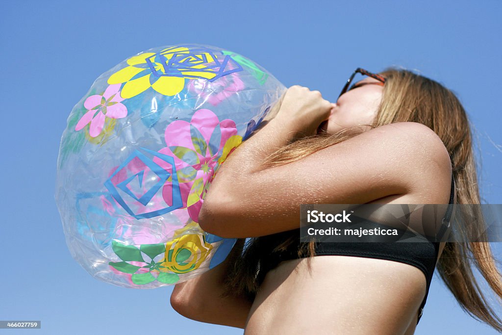 幸せな若い女性膨らませるには、空気注入式ボール - しぶきを上げるのロイヤリティフリーストックフォト