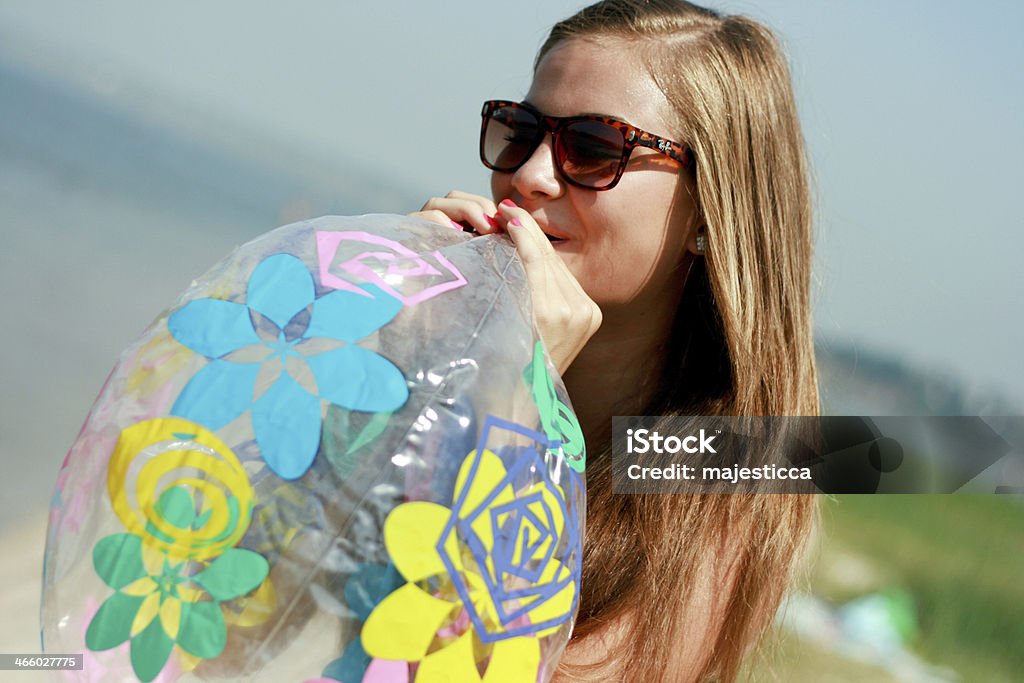 Feliz mujer joven inflar las colchonetas inflables bola - Foto de stock de Adolescente libre de derechos