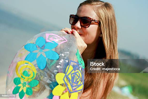 Feliz Mujer Joven Inflar Las Colchonetas Inflables Bola Foto de stock y más banco de imágenes de Adolescente