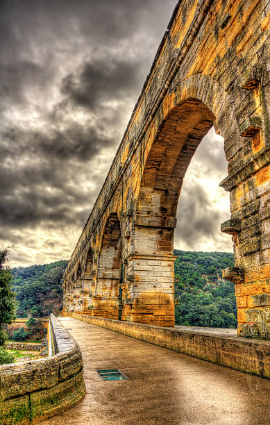 hdr image du pont du gard, ancien aqueduc romain - aqueduct roman ancient rome pont du gard photos et images de collection