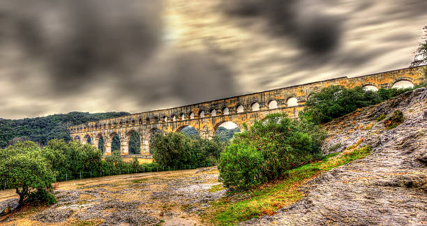 pont du gard, starożytny rzymski akwedukt, na liście światowego dziedzictwa unesco we francji - aqueduct roman ancient rome pont du gard zdjęcia i obrazy z banku zdjęć