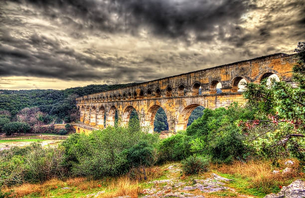 imagen hdr de pont du gard, antigua roman acueducto - aqueduct roman ancient rome pont du gard fotografías e imágenes de stock