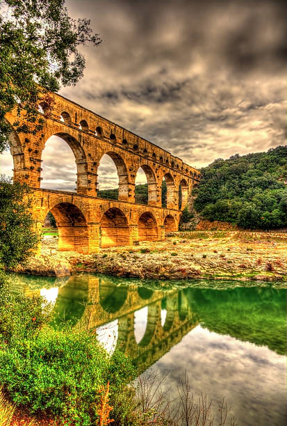 pont du gard, antico acquedotto romana, sito patrimonio dell'umanità unesco in francia - aqueduct roman ancient rome pont du gard foto e immagini stock