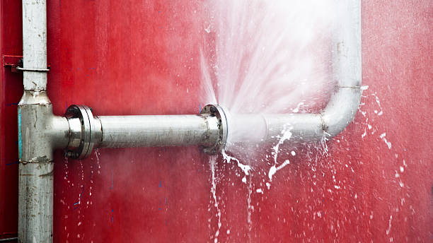 leaking pipe - pijp buis stockfoto's en -beelden