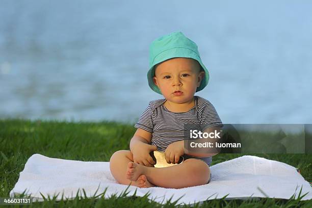 Foto de Europeu De Bebê Segurando Um Celular De 10 Meses e mais fotos de stock de 0-11 meses - 0-11 meses, 12-23 meses, 6-11 meses