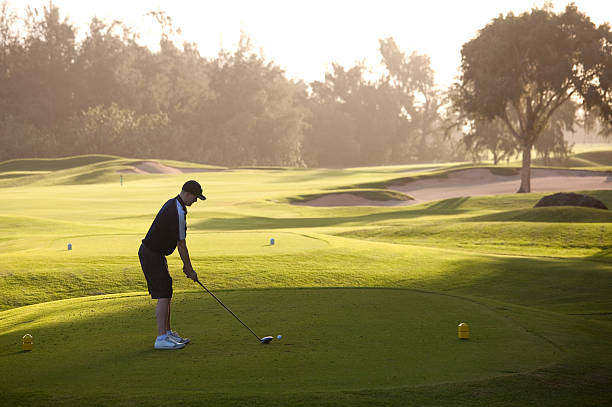 白人男性のゴルフ練習場の t シャツ - tee box ストックフォトと画像