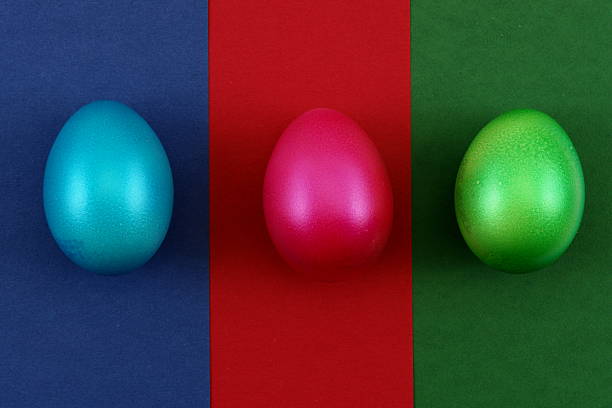 ovos de páscoa coloridos - polka dot imagens e fotografias de stock