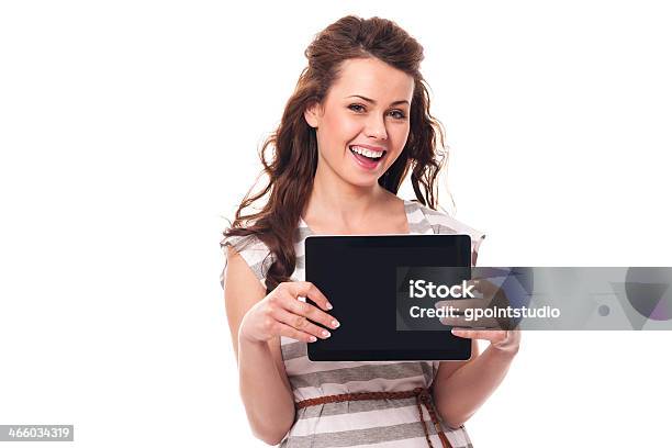 Feliz Mulher Mostrando A Tela De Tablet Digital - Fotografias de stock e mais imagens de Monitor de Computador - Monitor de Computador, Mostrar, Mulheres