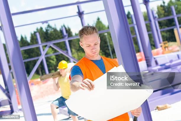 Blueprint Bau Arbeiter Überprüfen Stockfoto und mehr Bilder von Arbeiten - Arbeiten, Arbeiter, Arbeitssicherheit