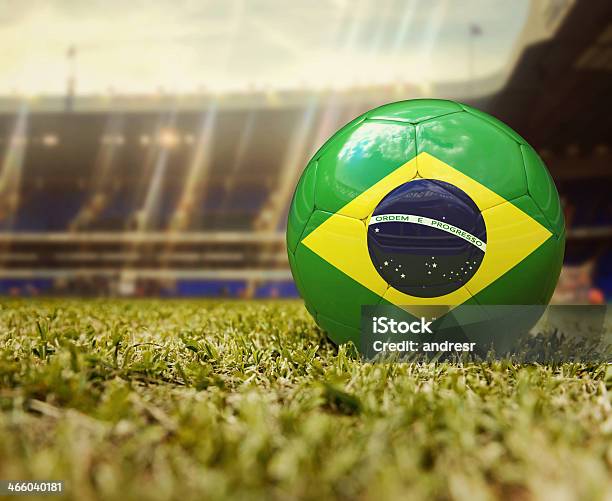 Football With The Flag Of Brazil - Fotografie stock e altre immagini di 2014 - 2014, Ambientazione esterna, America del Sud