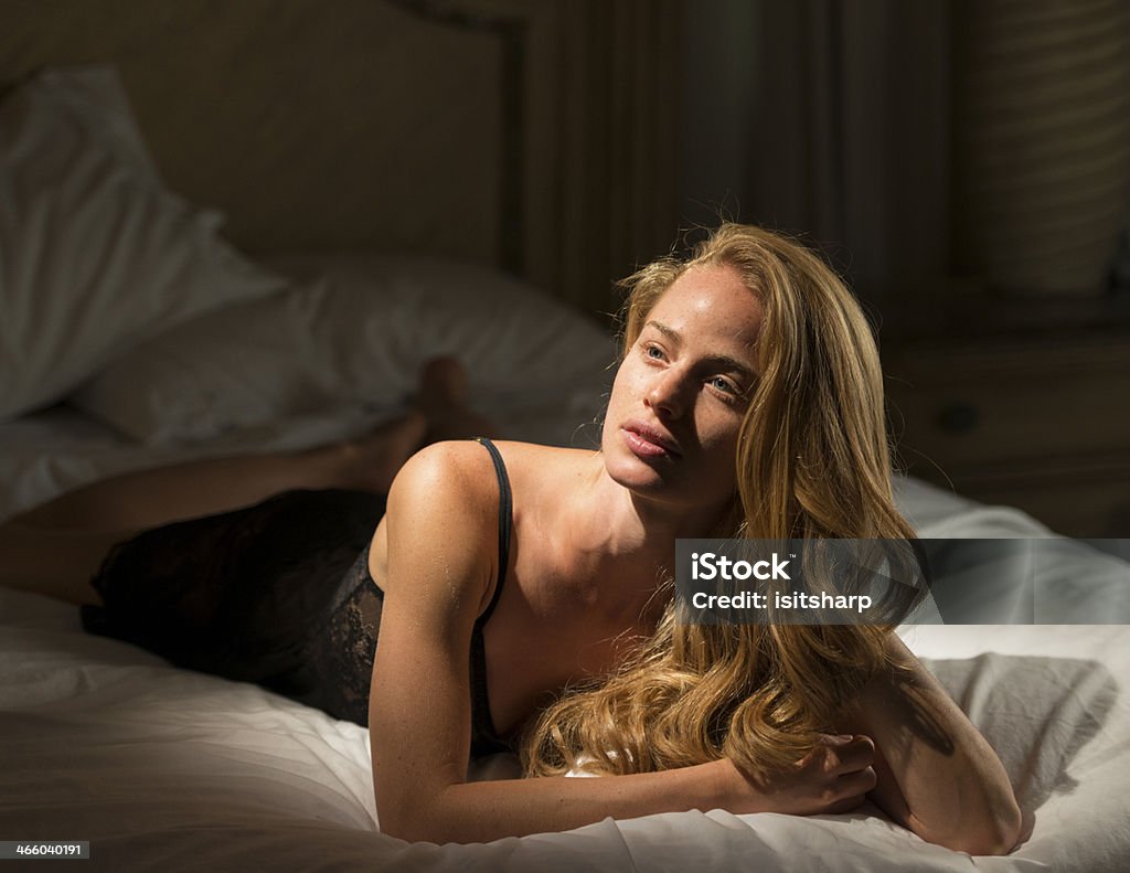 Młoda kobieta w łóżku - Zbiór zdjęć royalty-free (20-24 lata)