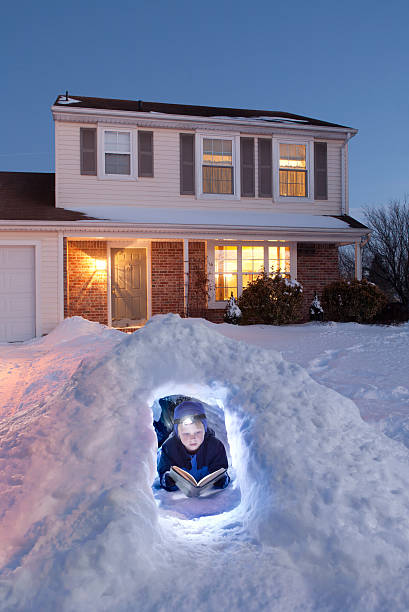 s'évader du réel, en hiver dans un igloo - sévader du réel photos et images de collection