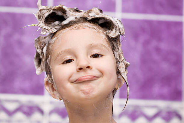 linda niña con espuma - shower child shampoo washing fotografías e imágenes de stock