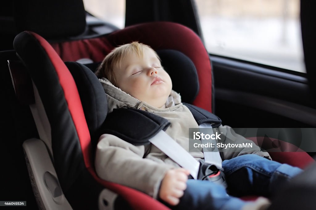 Niño pequeño niño durmiendo en automóvil de la licencia - Foto de stock de Coche libre de derechos
