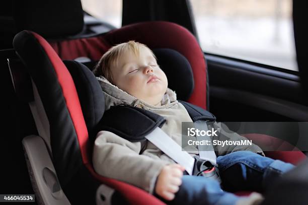Niño Pequeño Niño Durmiendo En Automóvil De La Licencia Foto de stock y más banco de imágenes de Coche