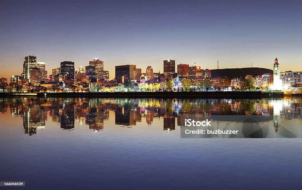 Wunderschöne Old Montreal mit Wasser Reflexion bei Sonnenuntergang - Lizenzfrei Montréal Stock-Foto