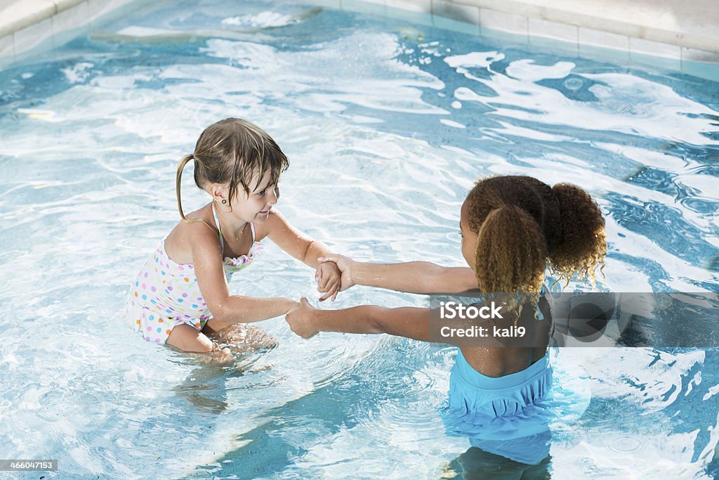 Duas Meninas na piscina - Royalty-free Piscina Foto de stock