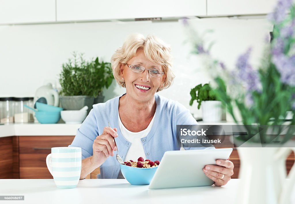 Reife Frau mit tablet PC - Lizenzfrei Behaglich Stock-Foto