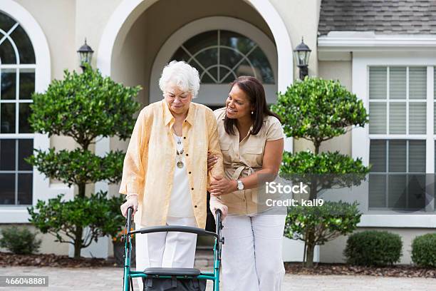 Senior Frau Und Fürsorgliche Stockfoto und mehr Bilder von Alter Erwachsener - Alter Erwachsener, Eltern, Gehen