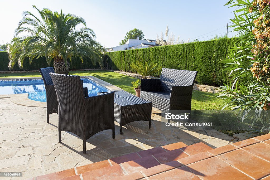 Junto a la piscina - Foto de stock de Mesa de jardín libre de derechos