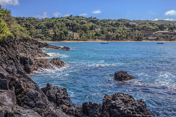 Costa rochosa perto de Fort Bennett de frente para o oeste - foto de acervo