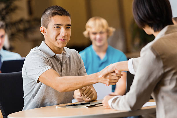 high school oder college-student auf job-interview - jobmesse stock-fotos und bilder