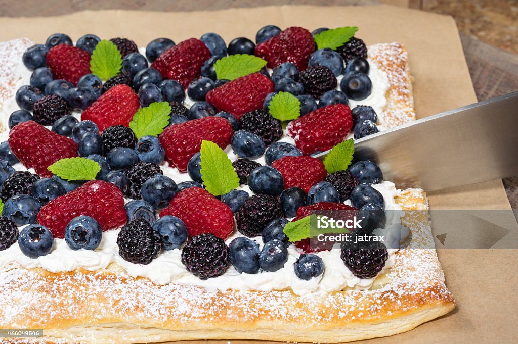 berry pastel casero con cuchilla - Foto de stock de 2015 libre de derechos